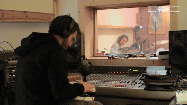 Tongue drum Beat Root en studio, branché sur une table de mixage